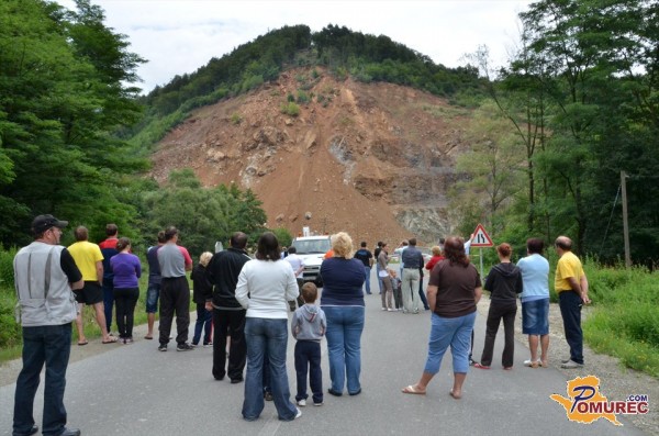 FOTO in VIDEO: Sprožen plaz v kamnolomu Sotina zaprl cesto in privabil številne radovedneže